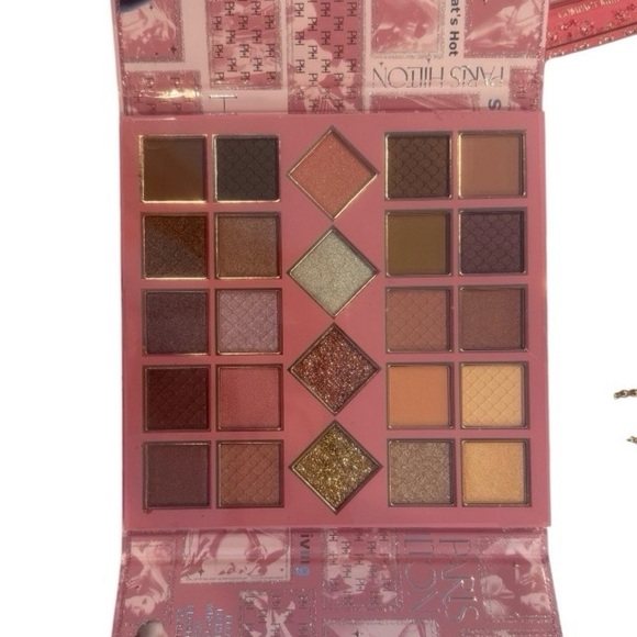 NWT Paris Hilton Shadow Palette, mirror, and Makeup Puff Set NWT - Picture 2 of 7